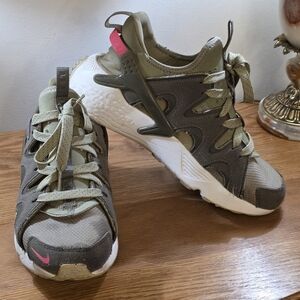 Nike Air Huarache Craft Low Medium Olive sneakers
